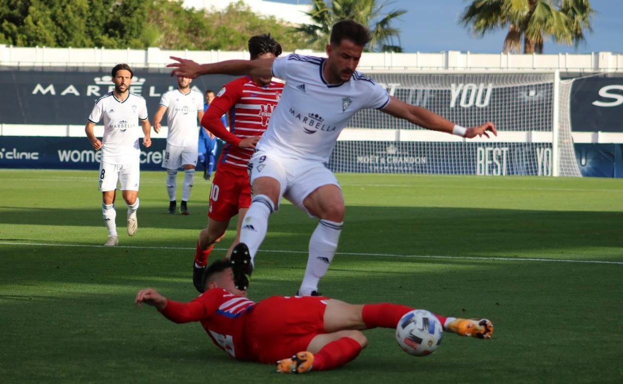 El defensa recreativista Sergio Barcia acude al corte con valentía en un lance del partido en Marbella.