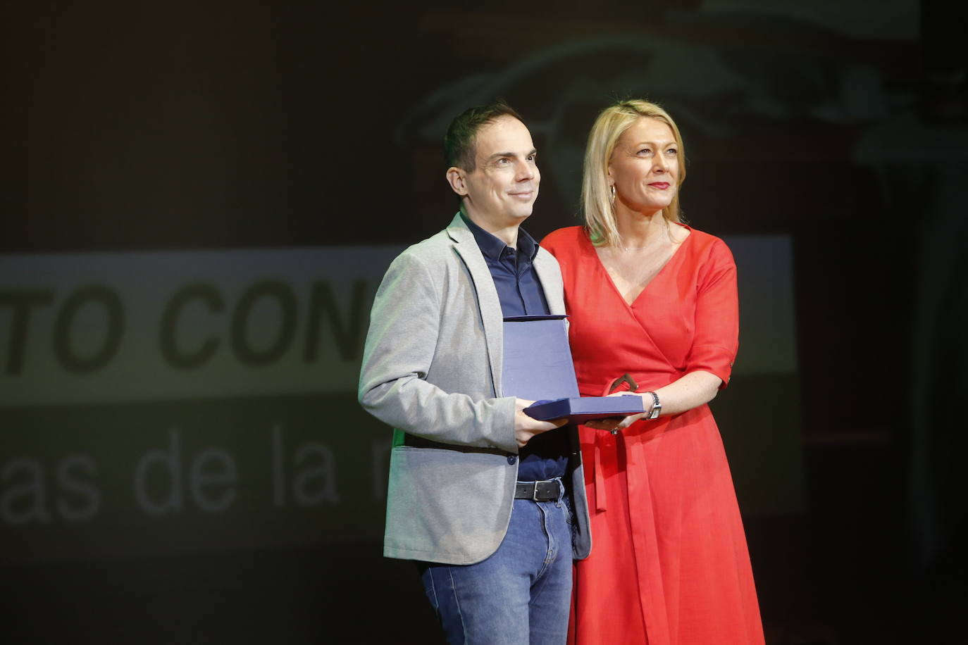 Alberto Conejero recibiendo el premio Lorca. 