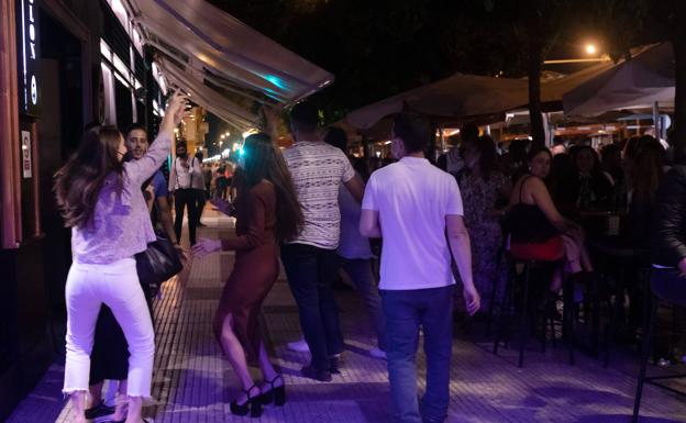 Varias personas en la terraza de un bar en la primera noche sin toque de queda tras el fin del estado de alarma, a 09 de mayo de 2021, en Sevilla