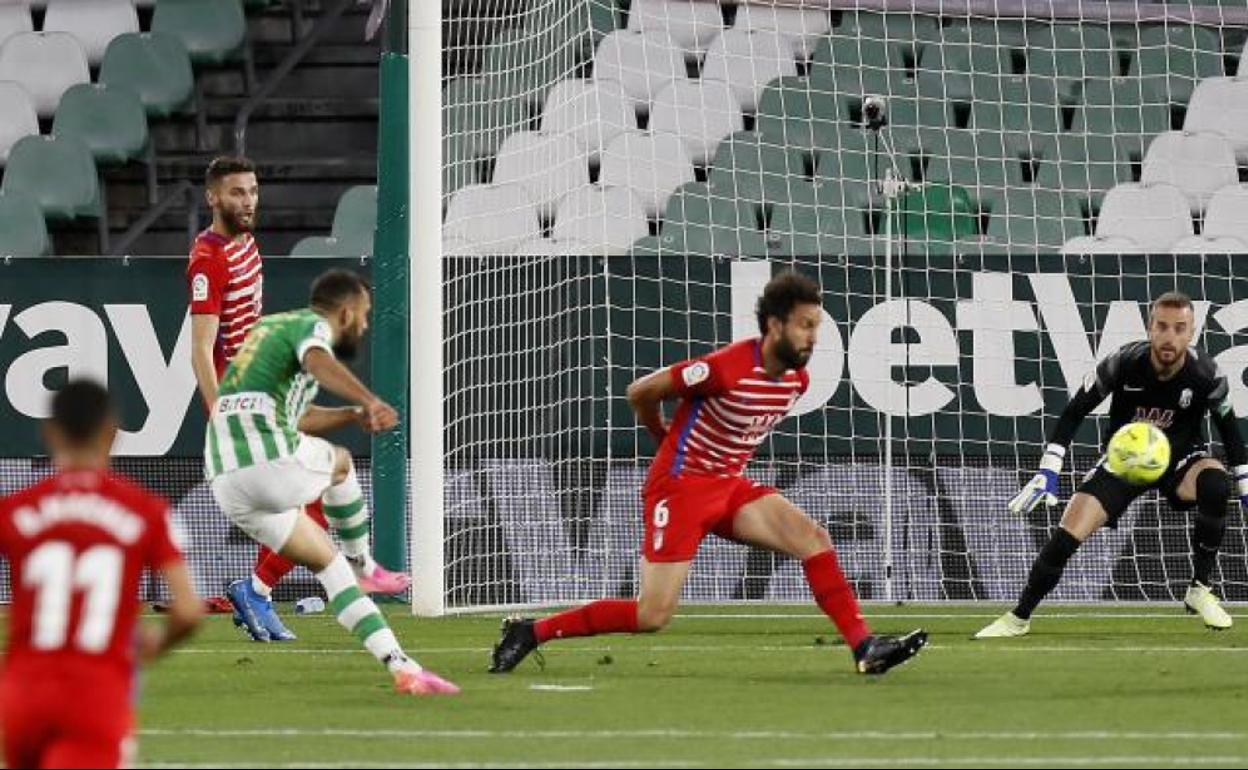 Borja Iglesias, que firmó un doblete, hace el primer tanto ante Germán. 