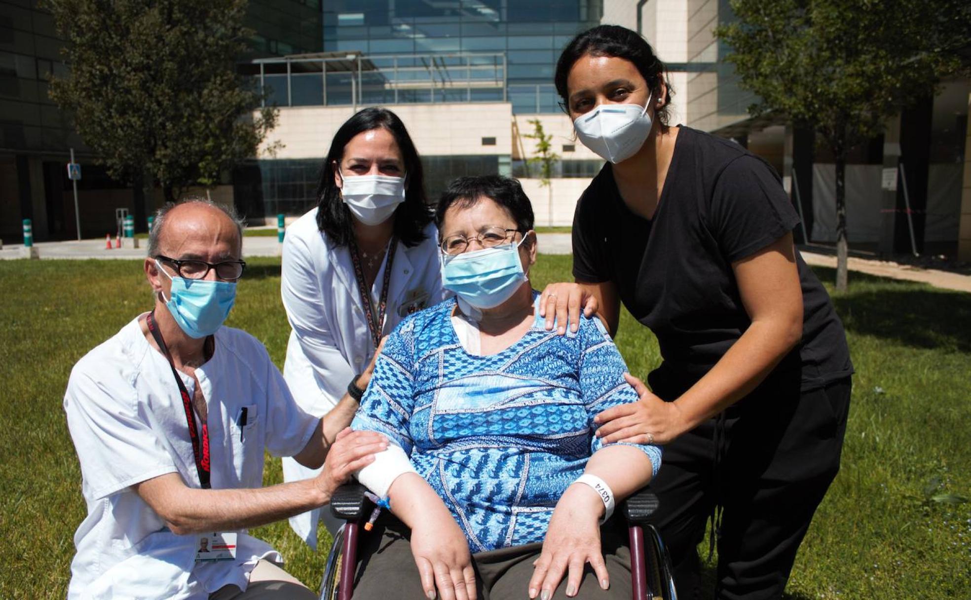 Los cirujanos José Romero y Victoria Ramos, con Rosa Eva y su hija, Heidi, en los jardines del Hospital Clínico. 