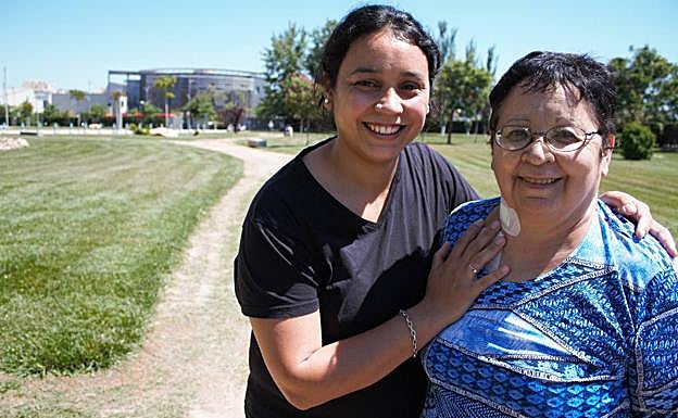 Heidi y Eva, madre e hija, en los exteriores del hospital. 
