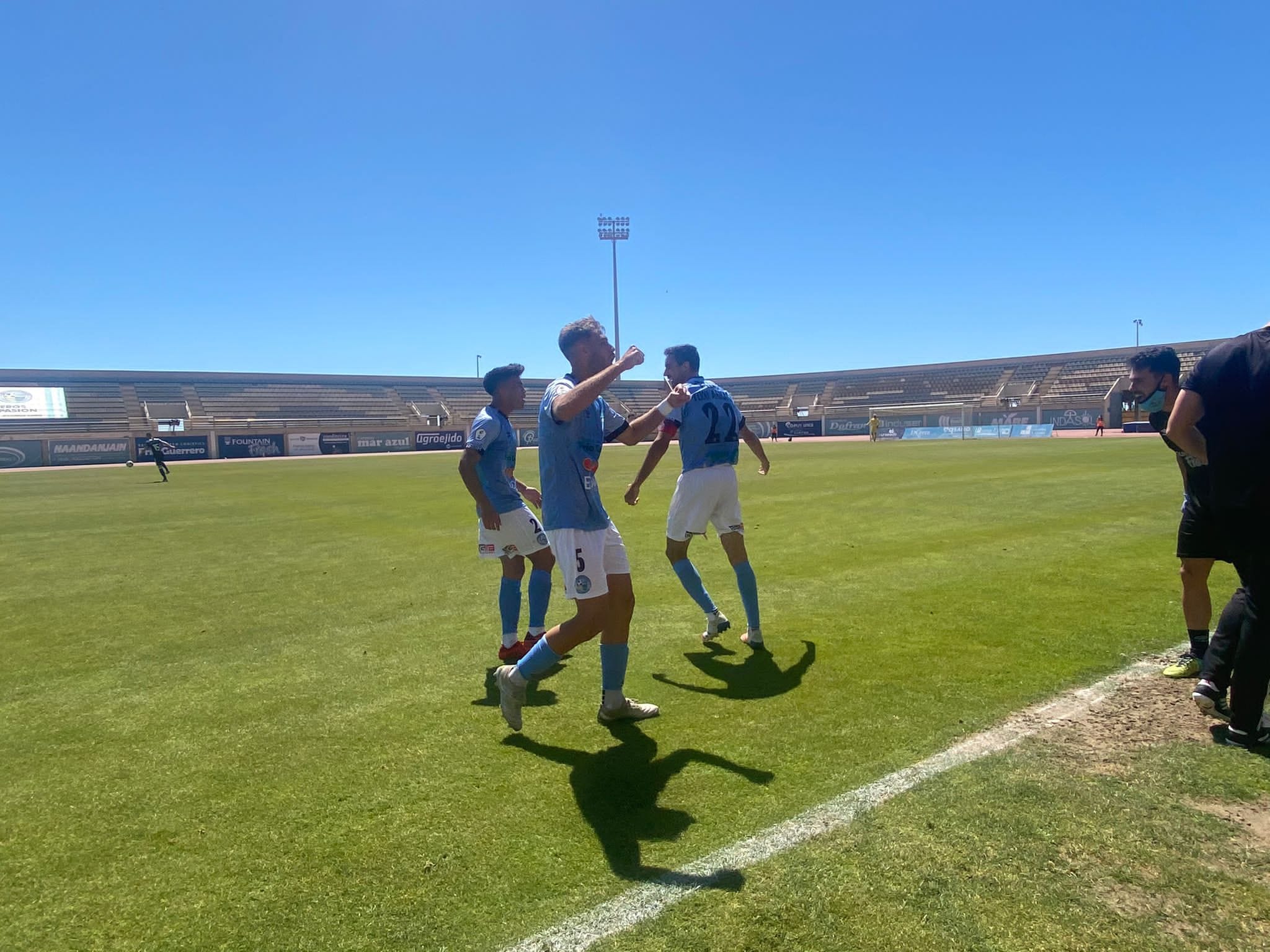 Checa (5) festejando uno de los goles marcados por el conjunto celeste en Santo Domingo. 