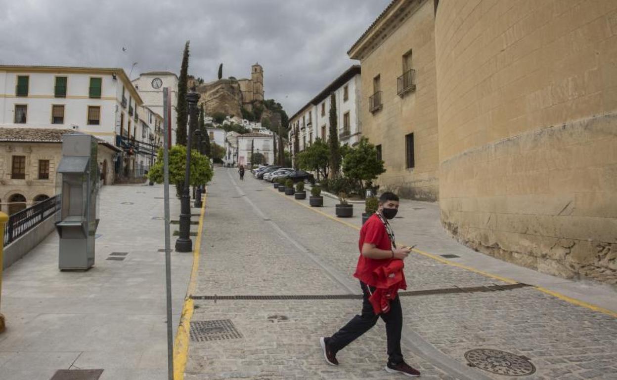 Un joven cruza una calle del centro histórico de Montefrío.