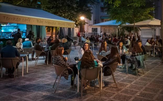 Guía de los aforos en Andalucía a partir del 13 de mayo: bares, piscinas, velatorios y celebraciones