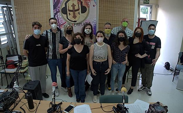 Foto de familia del equipo artístico. 