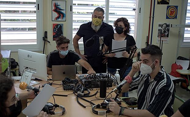 Imagen principal - La mayoría de intérpretes provienen de la Escuela Remiendo de Teatro y Doblaje. 