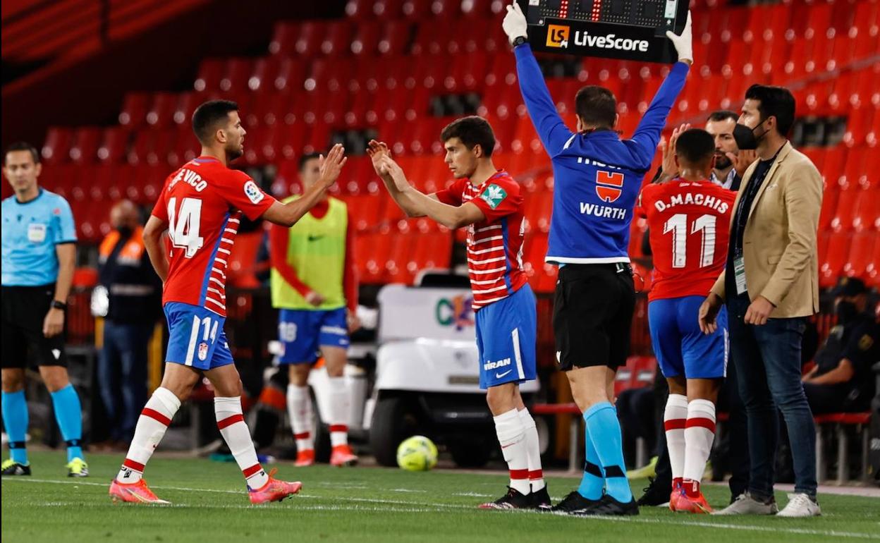 Alberto Soro ingresa al terreno de juego por Fede Vico. 