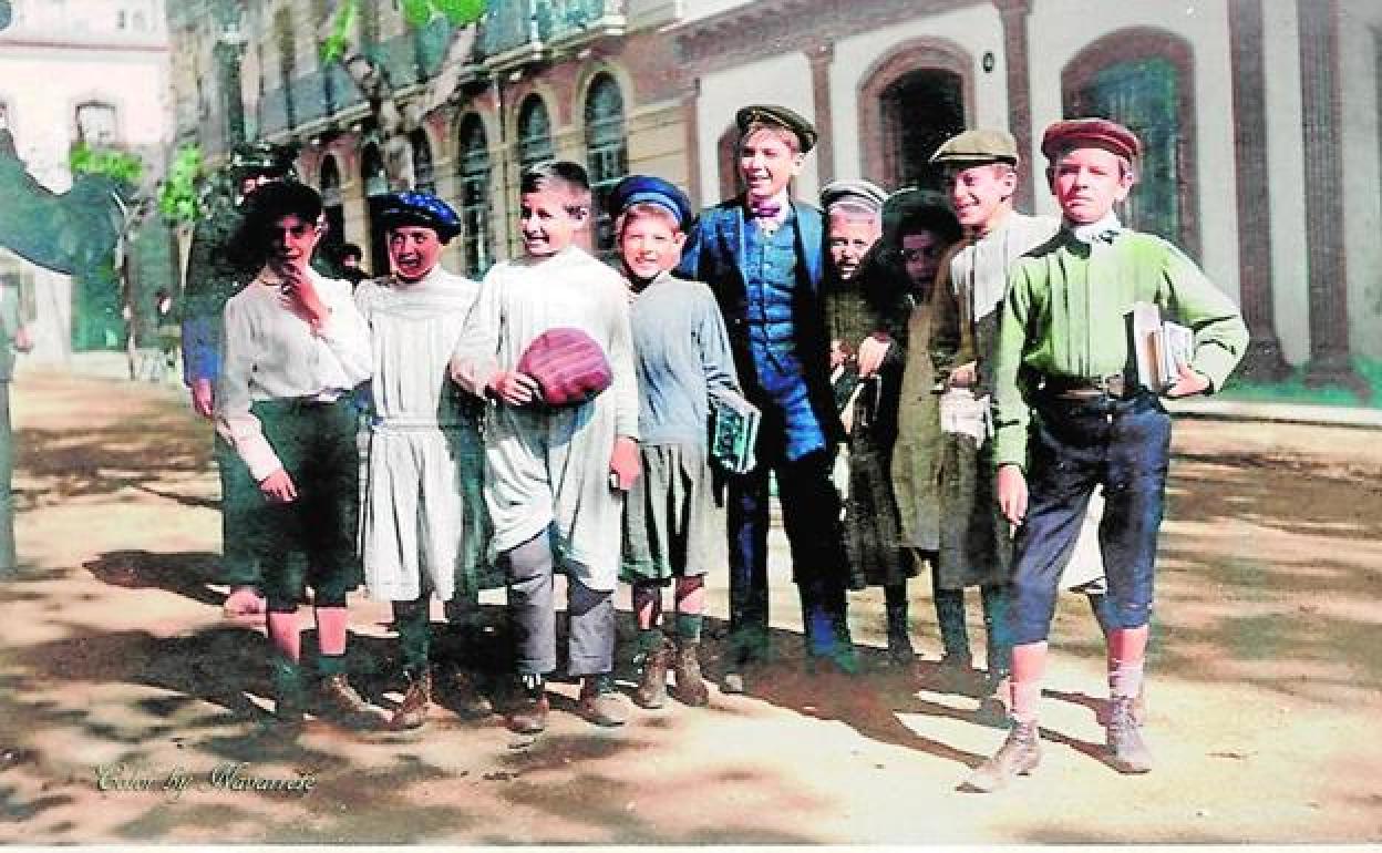 Un grupo de chiquillos se arremolina en la plaza del Conde de Ofalia en el año 1910. 