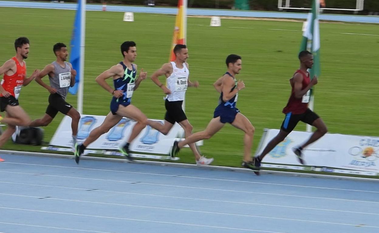 Ignacio Fontes marcha en carrera en el Desafío Nerja. 