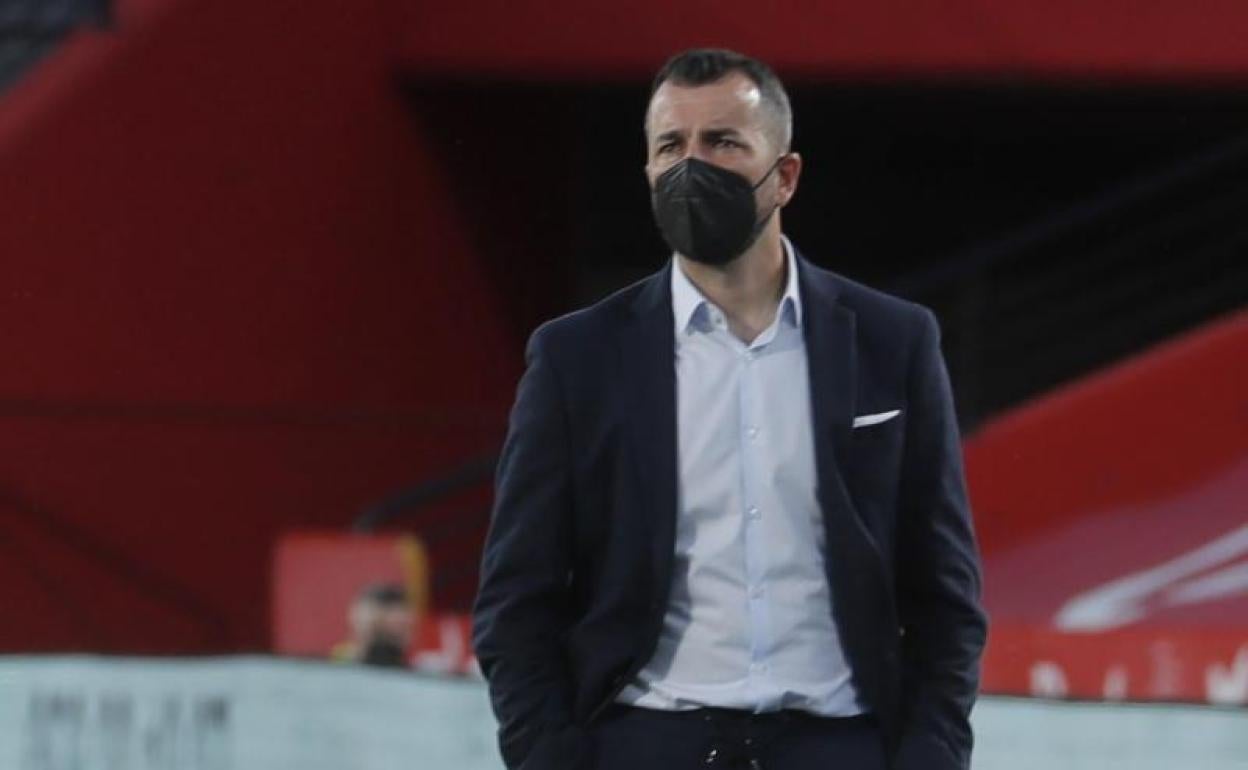 Diego Martínez pasea antes del inicio del partido. 