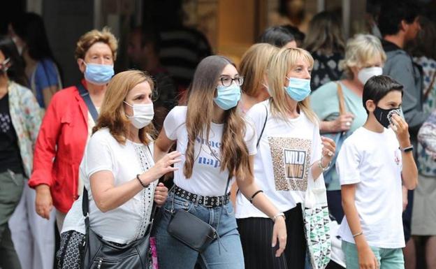 Moreno avanza cuándo llegará el fin de la mascarilla al aire libre en Andalucía