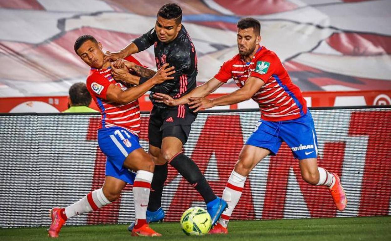 Casemiro se abre paso con los brazos entre Machís y Vico.