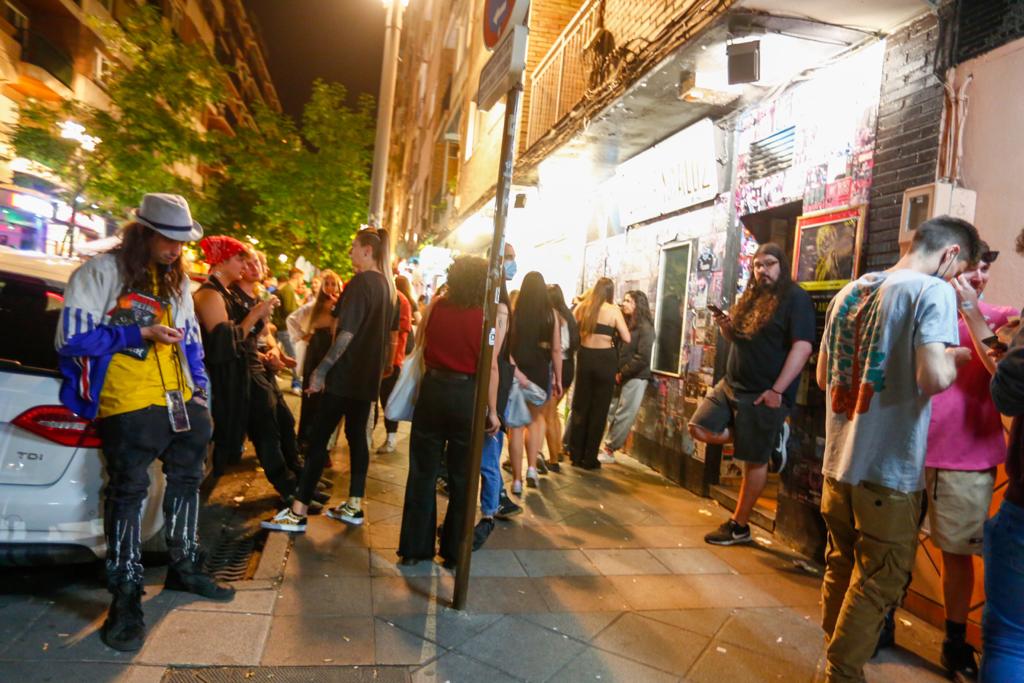 Terrazas de bares y grupos de jóvenes bebiendo a la intemperie.