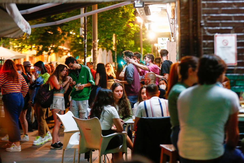 Terrazas de bares y grupos de jóvenes bebiendo a la intemperie.