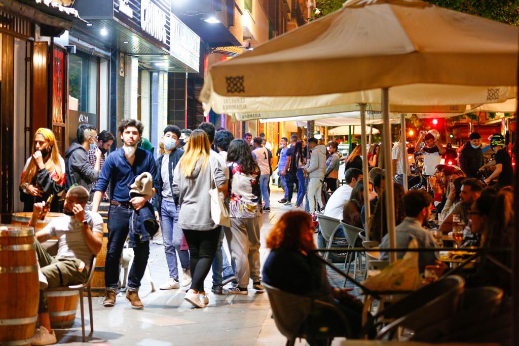 Terrazas de bares y grupos de jóvenes bebiendo a la intemperie.