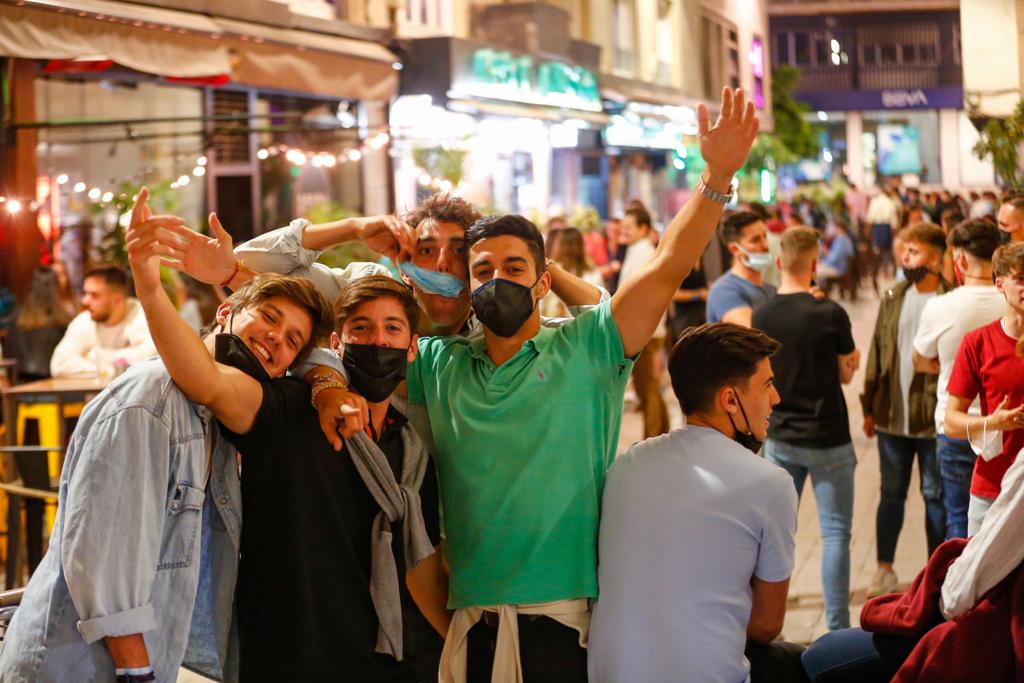 Terrazas de bares y grupos de jóvenes bebiendo a la intemperie.