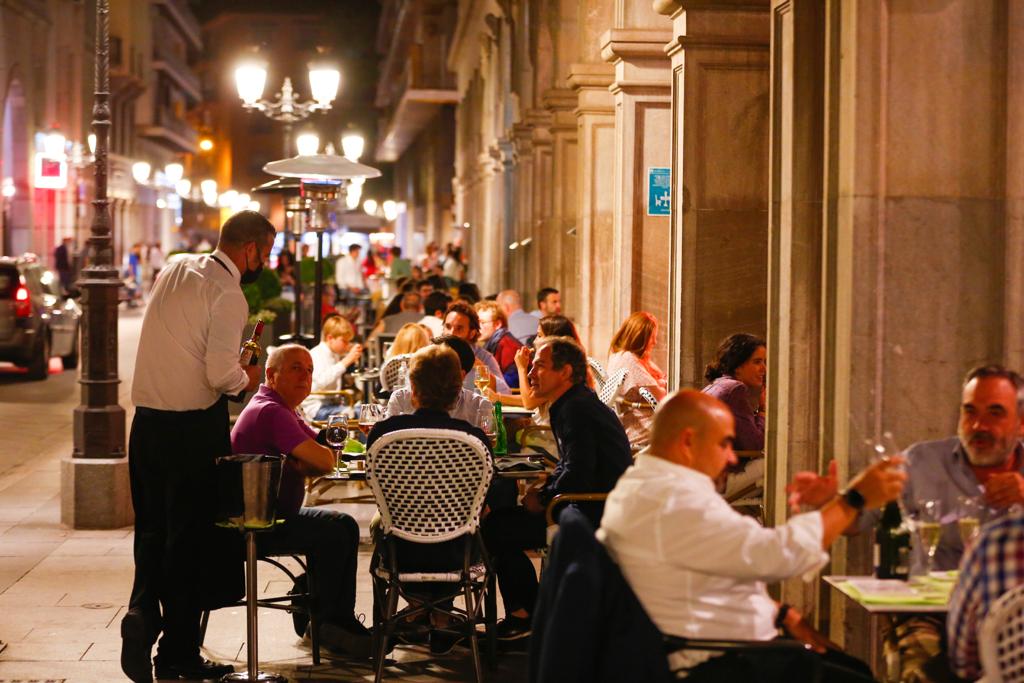 Terrazas de bares y grupos de jóvenes bebiendo a la intemperie.