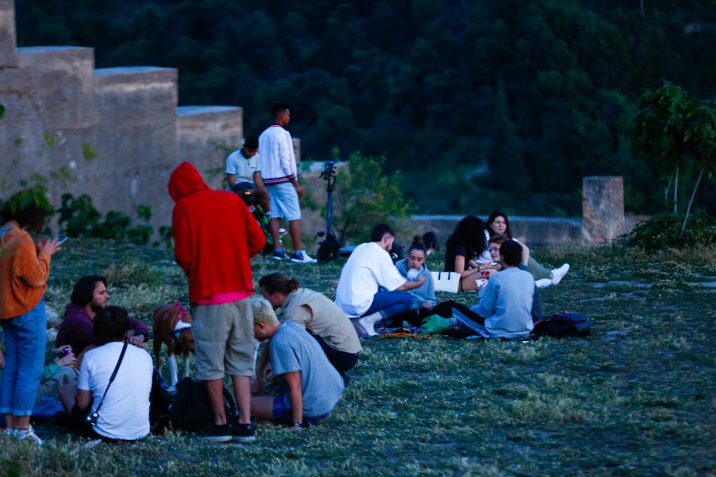 Terrazas de bares y grupos de jóvenes bebiendo a la intemperie.