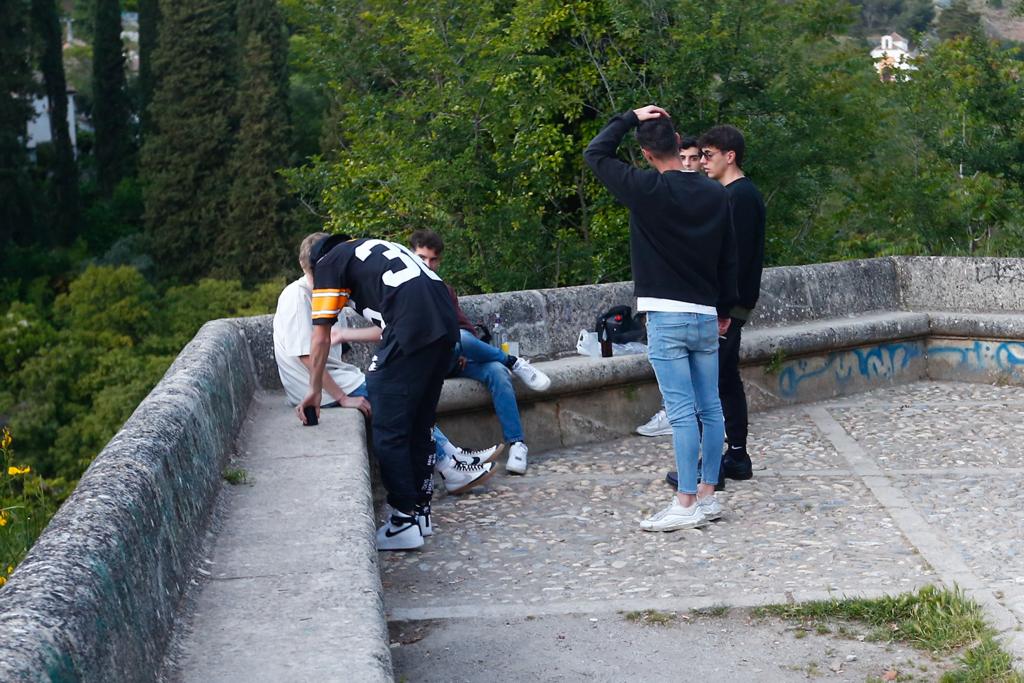 Terrazas de bares y grupos de jóvenes bebiendo a la intemperie.
