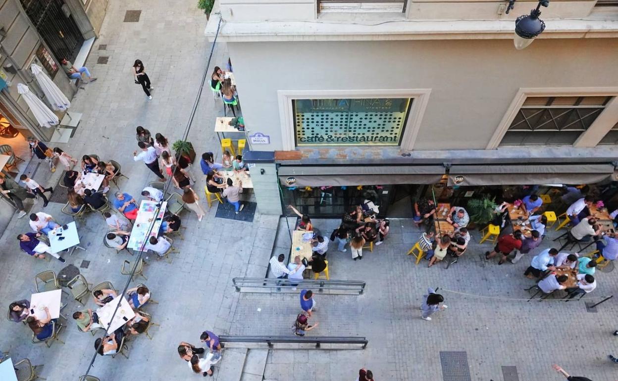 Ambiente ordenado en la calle Moras de la capital.