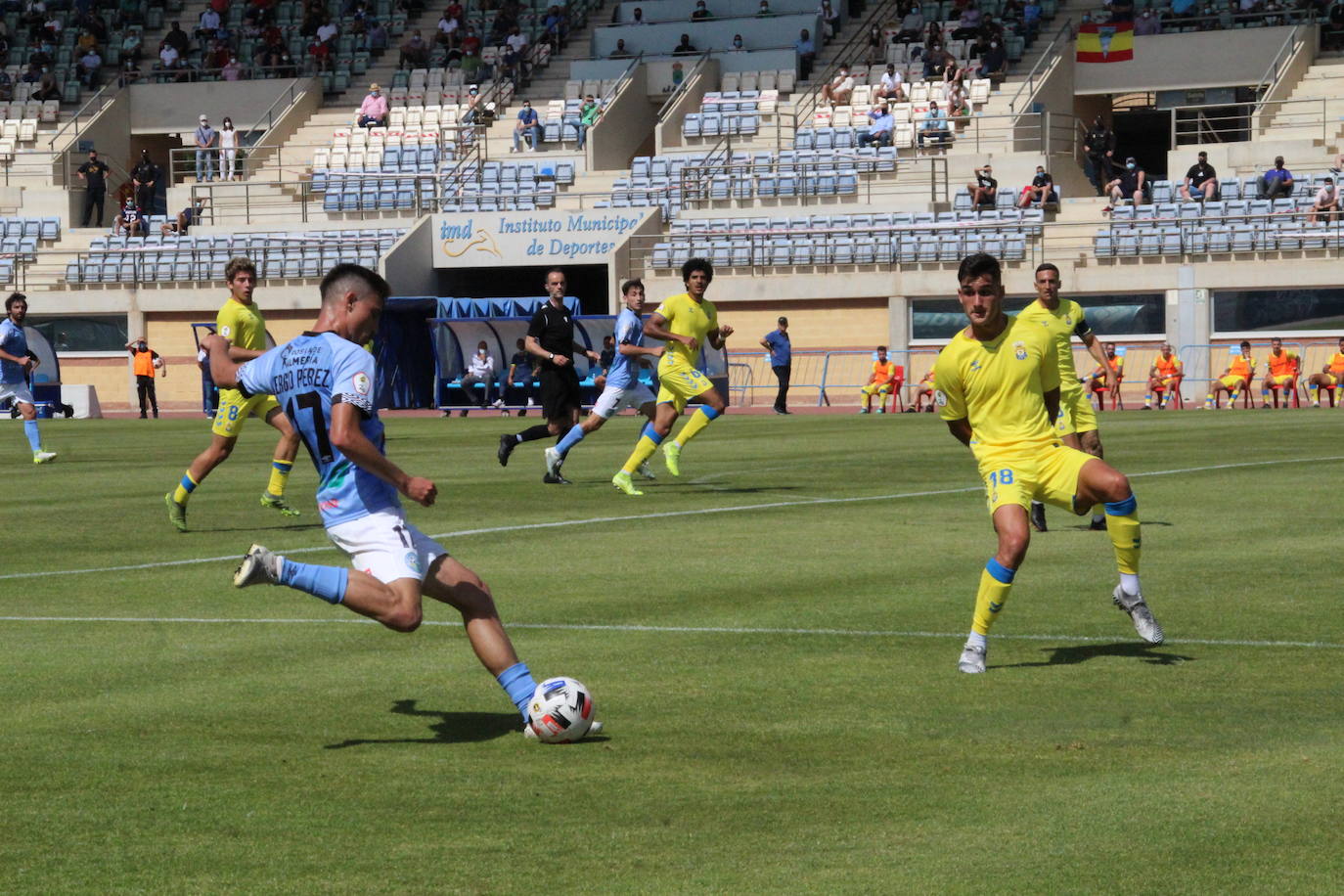 Sergio Pérez intenta el centro ante Sergi Cardona, autor del primer gol canario. 