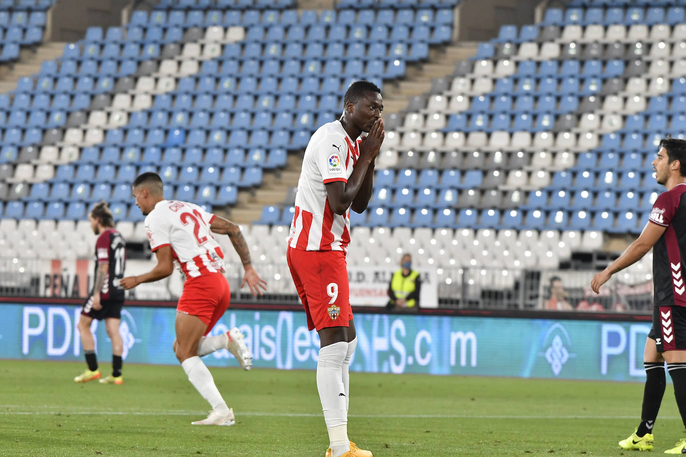 Sadiq Umar lamenta una de las ocasiones de gol que no entó. 