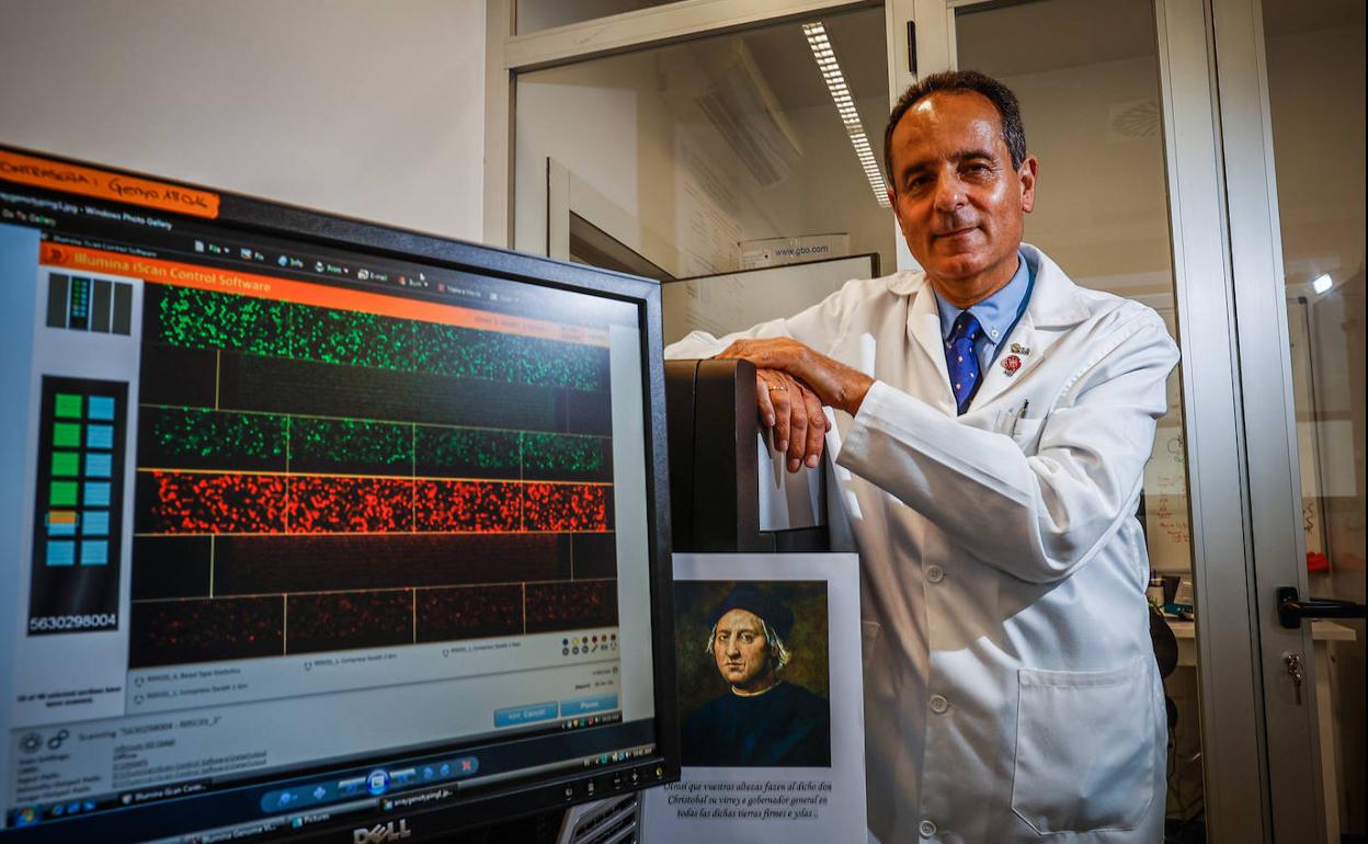 El profesor Lorente, ante uno de los instrumentos que se usarán para intentar conocer el origen de Cristóbal Colón.