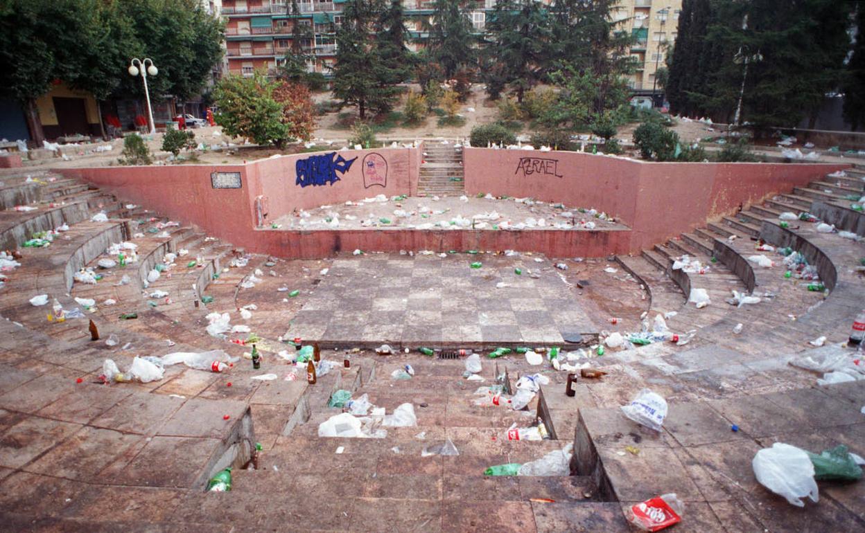 La glorieta de Arabial, tras un botellón.