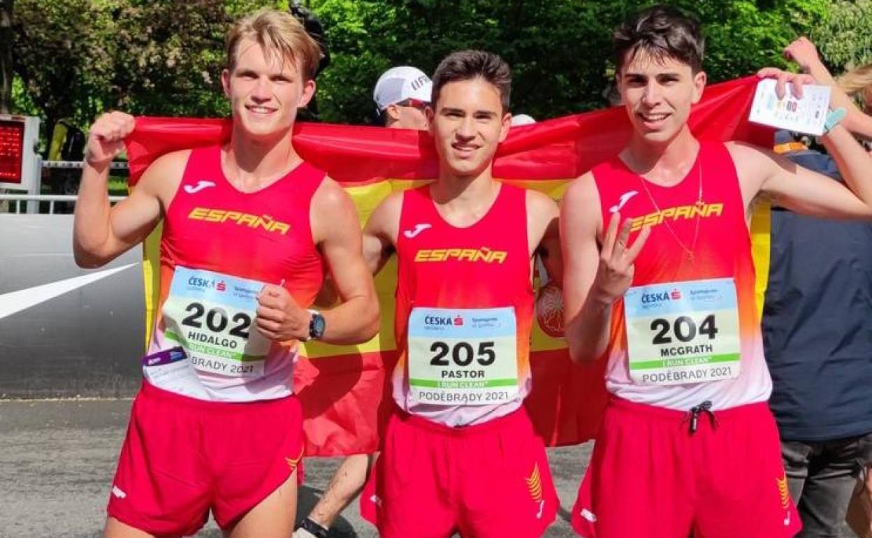 José Luis Hidalgo, Pablo Pastor y Paul McGrath, equipo español sub-20 campeón de Europa. 