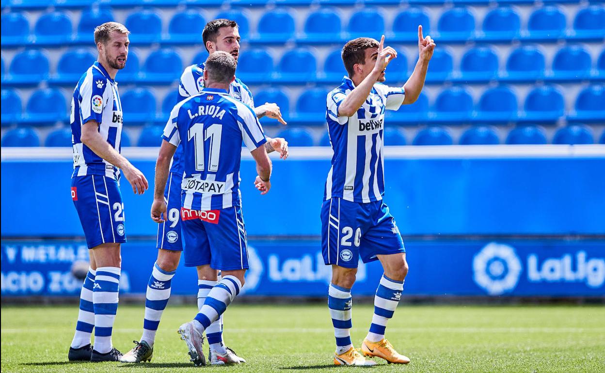 Los futbolistas del Alavés celebran un gol en Mendizorroza.