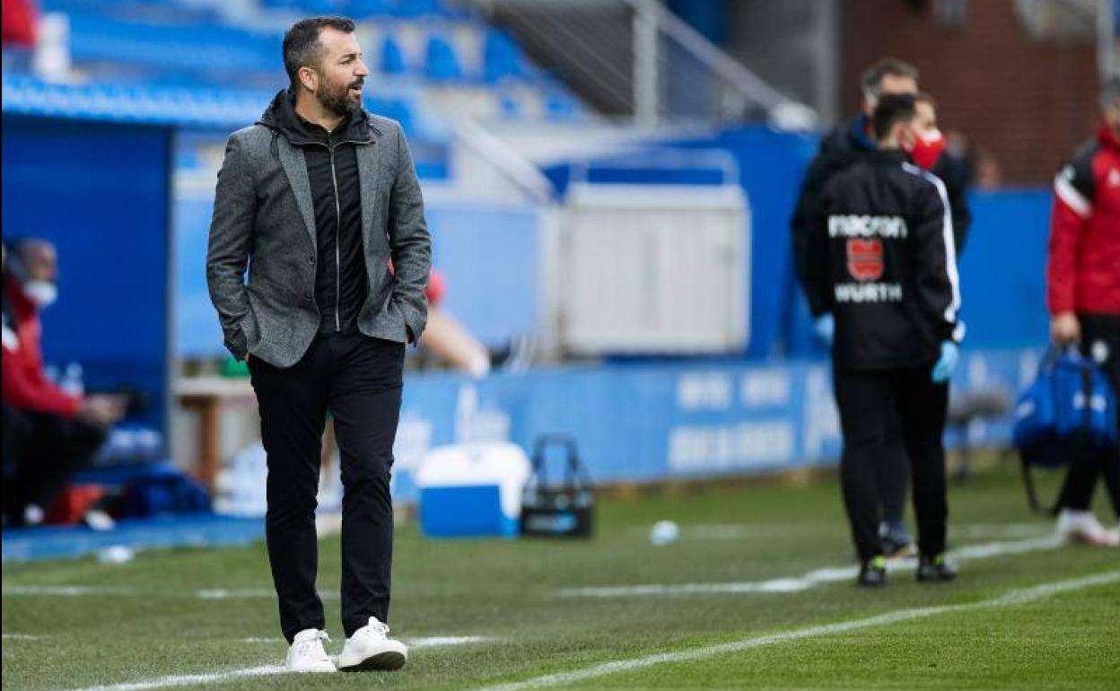 Diego Martínez contempla desde su área técnica el partido en Mendizorroza. 