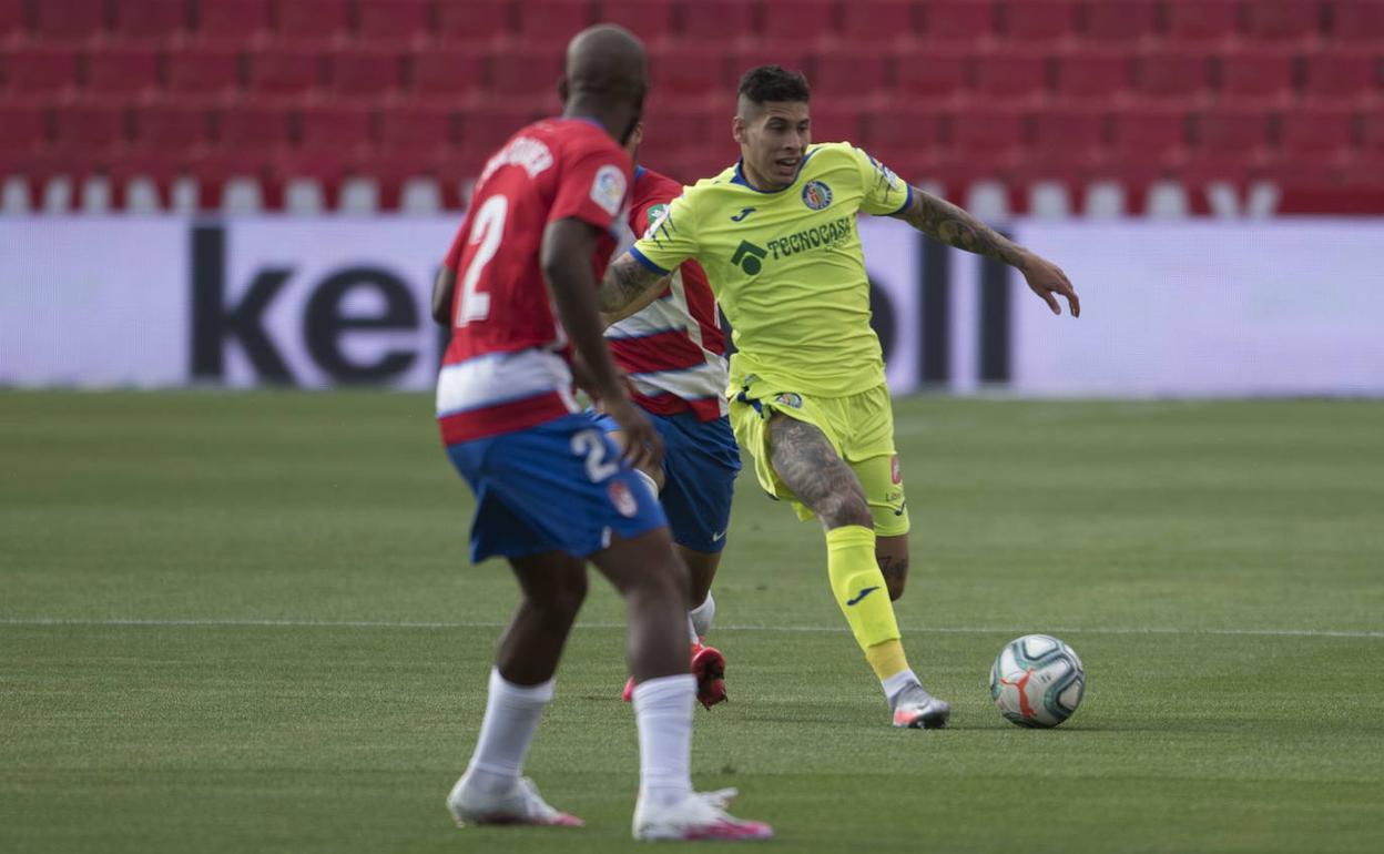 Olivera, futbolista del Getafe, encara por banda a Foulquier. 