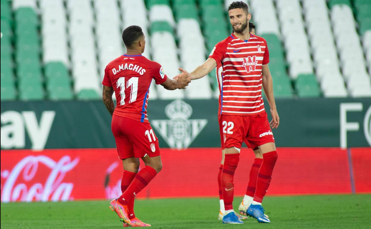 Machís y Domingos Duarte se chocan la mano con el Betis.