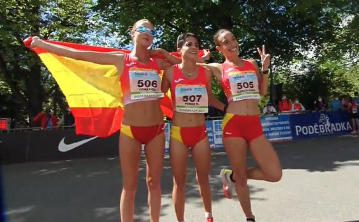 Raquel González, María Pérez y Laura García-Caro, felices con un nuevo título. 