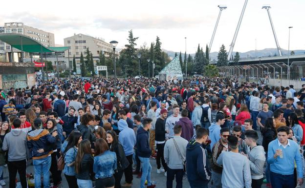 Botellón en la fiesta de la primavera, en el botellódromo. 