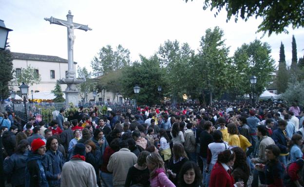 Fiesta en el Campo del Príncipe durante un día de la Cruz. 