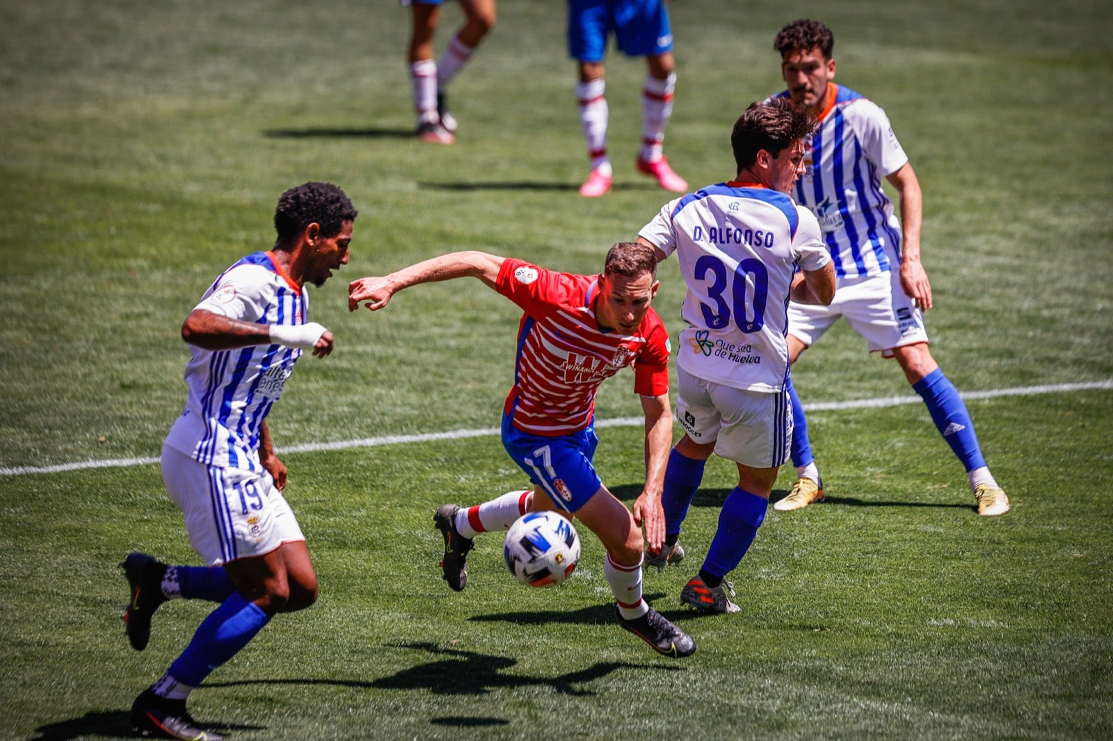 El solitario tanto del mediapunta granadino y las paradas de Joao Costa dejan al filial rojiblanco a un punto de la salvación