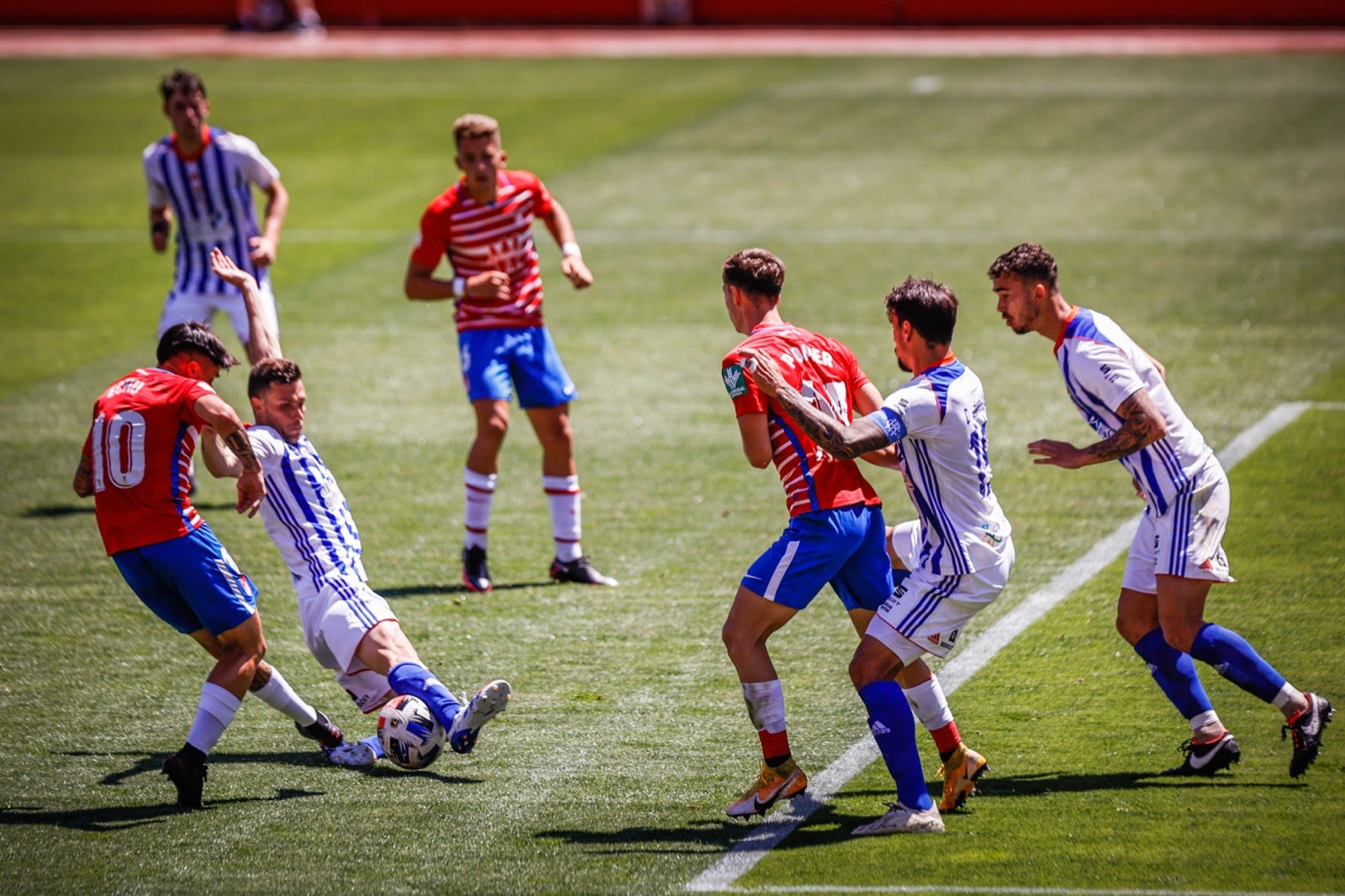 El solitario tanto del mediapunta granadino y las paradas de Joao Costa dejan al filial rojiblanco a un punto de la salvación