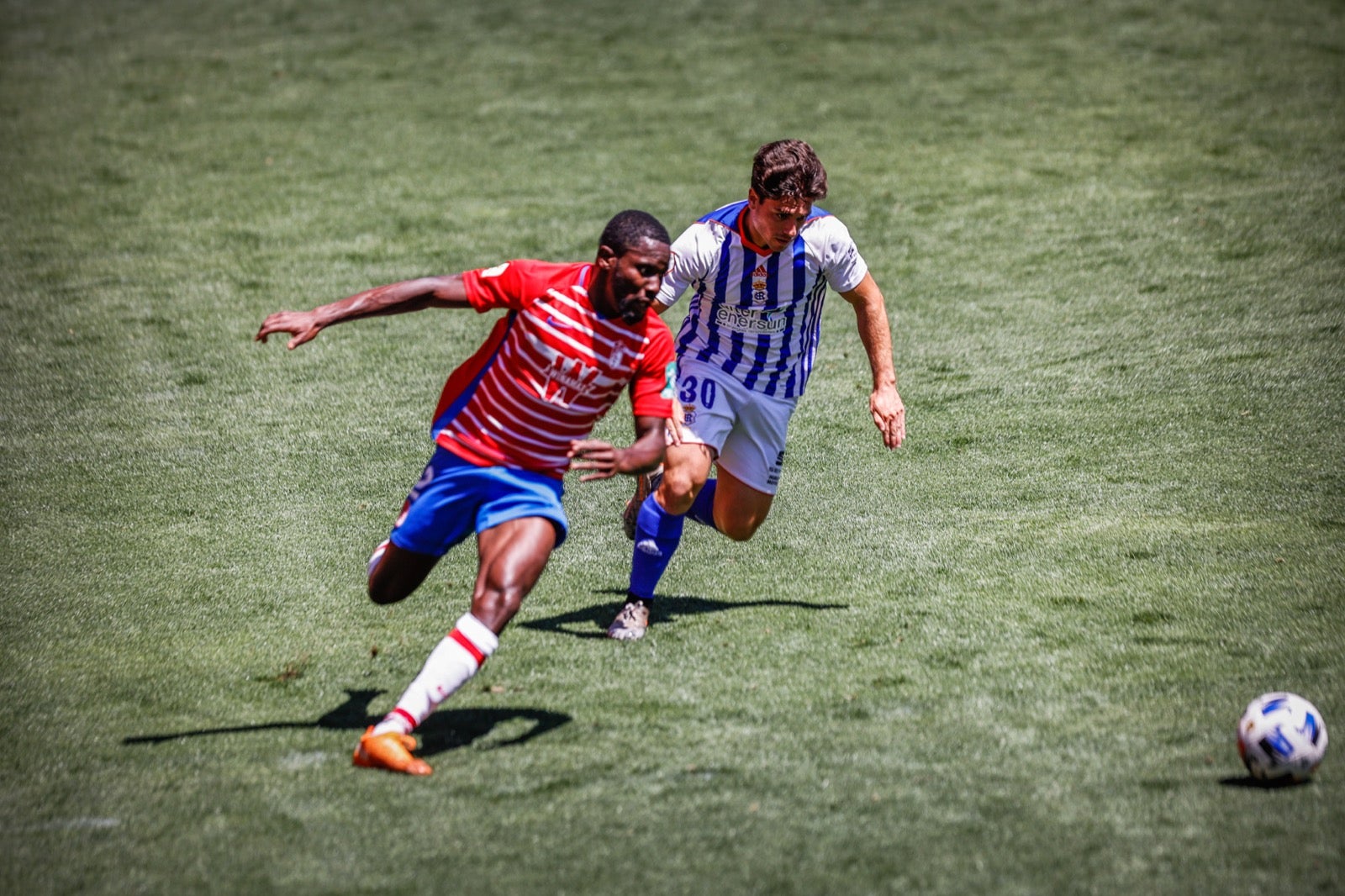 El solitario tanto del mediapunta granadino y las paradas de Joao Costa dejan al filial rojiblanco a un punto de la salvación