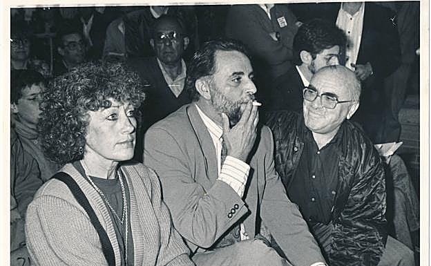 Imagen principal - La dirigente vecinal en diferentes actos públicos con Rafael Alberti o Julio AnguiTa. A la derecha, Maruja durante una charla en la Universidad