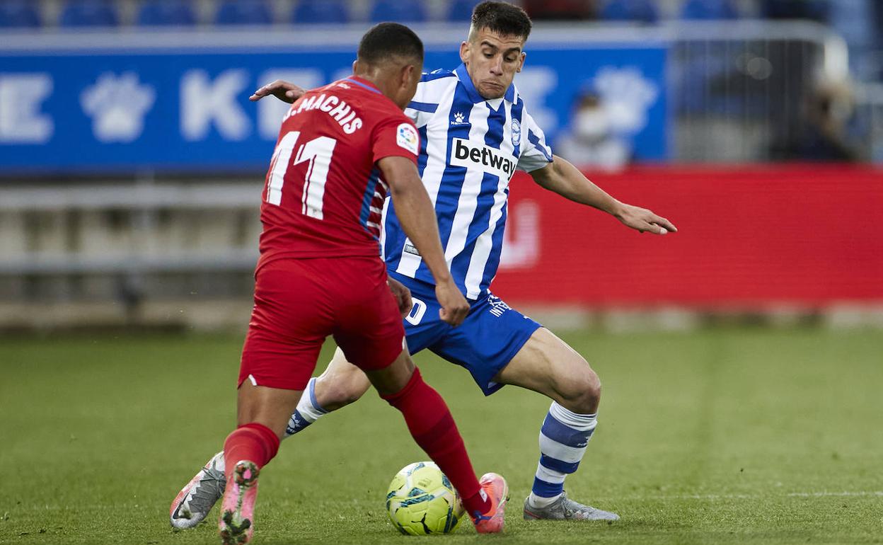 Darwin Machís, que entró en la segunda mitad, intenta regatear a Pere Pons por banda. 