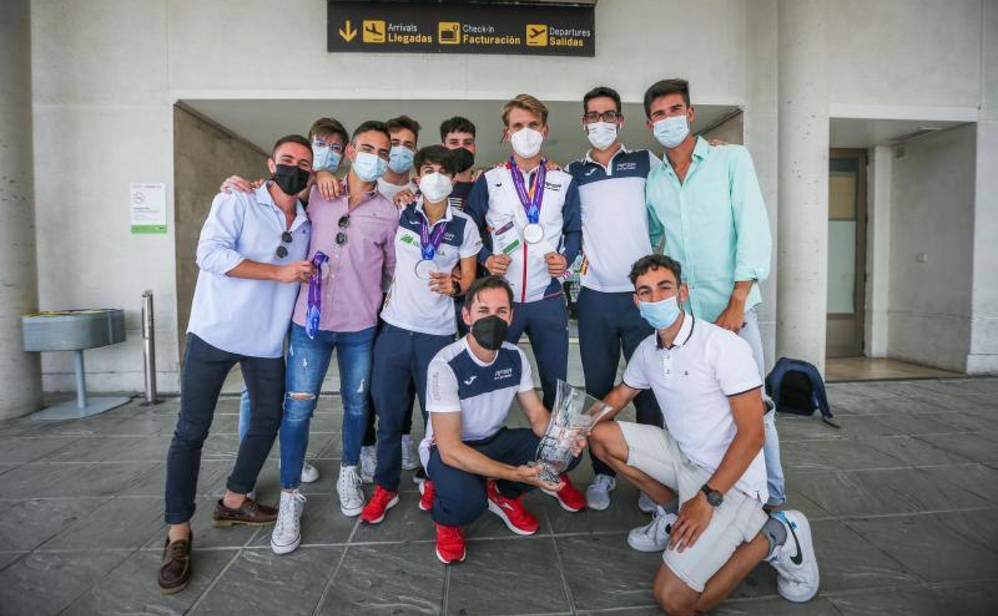 Los marchadores y su entrenador fueron recibidos por sus compañeros de entrenamientos en el aeropuerto.