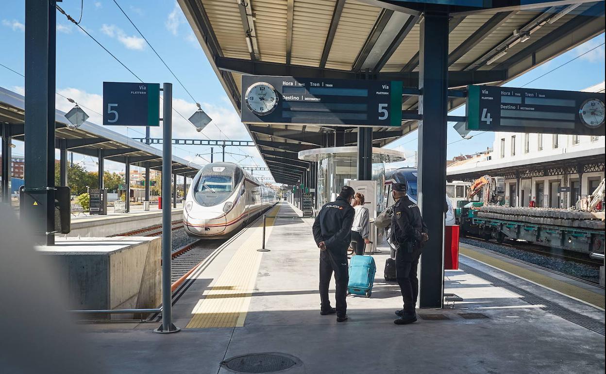 Agentes de Policía controlando la movilidad de pasajeros en la estación del AVE en una imagen de archivo. 