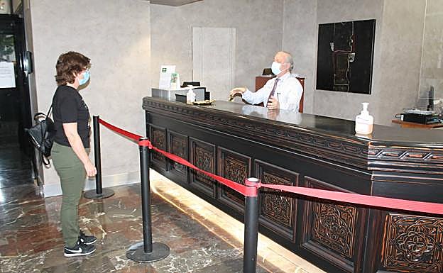 Recepción de un hotel con las medidas anticovid vigentes.