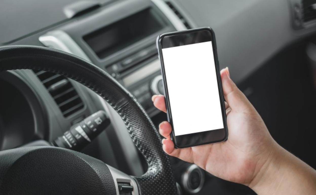 Tráfico | Los motivos por los que la DGT puede multar por llevar el móvil en el coche con la nueva ley