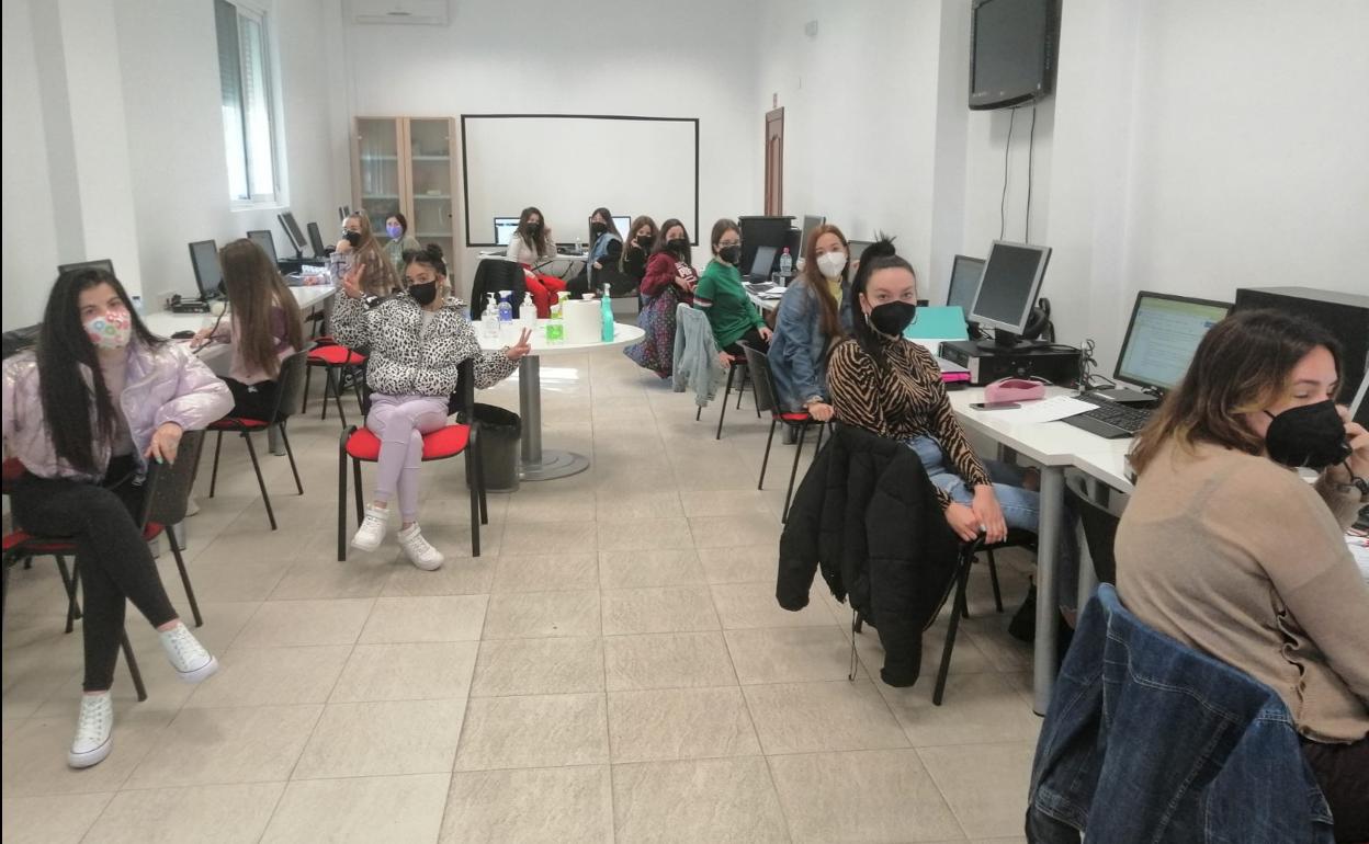 Alumnas del ciclo de atención a personas en situación de dependencia hacen prácticas en la centralita que se ha montado en el Guadalinfo. 