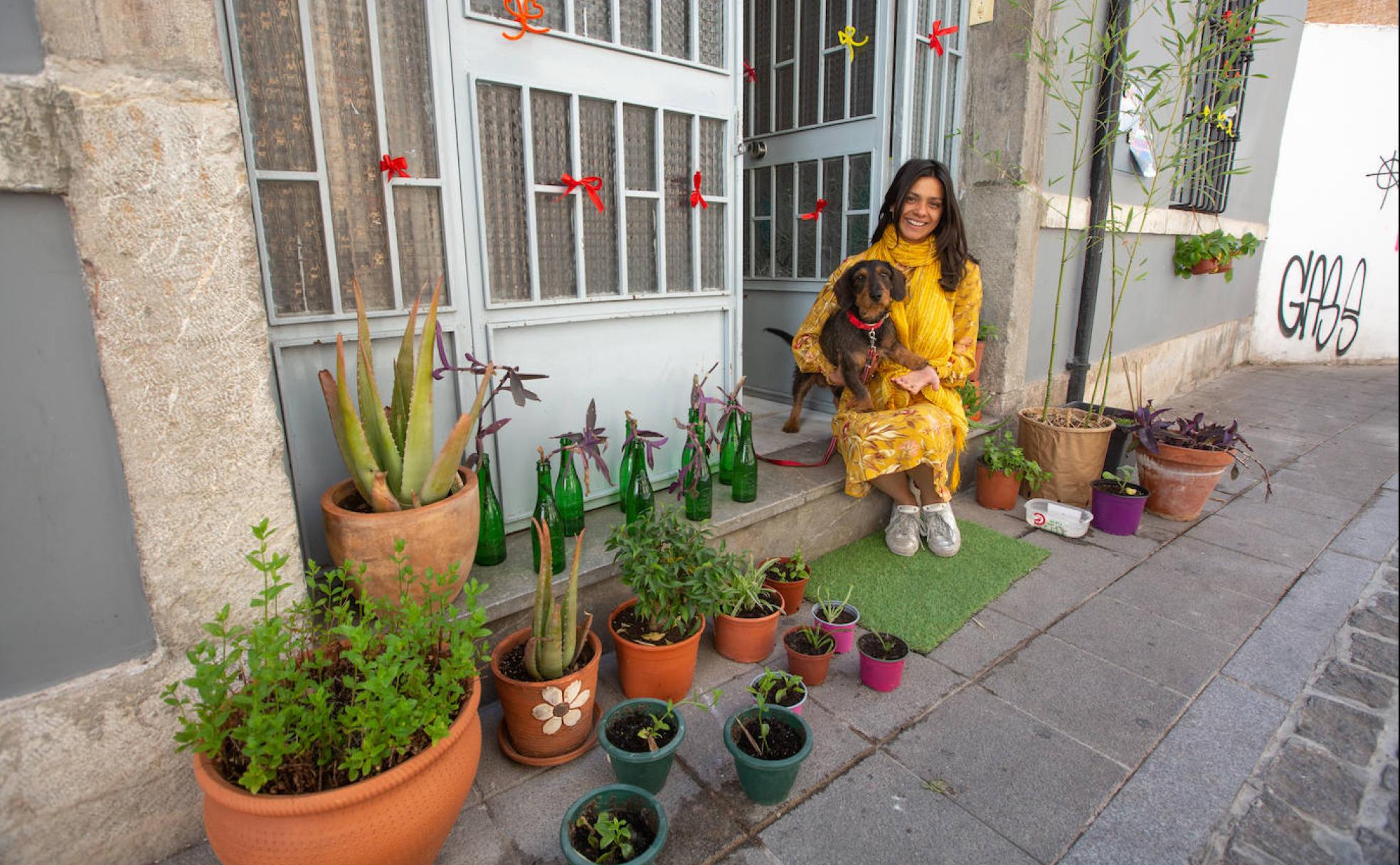 Aliya y Escalón, su perro, en la entrada del local, en la calle San Rafael. 