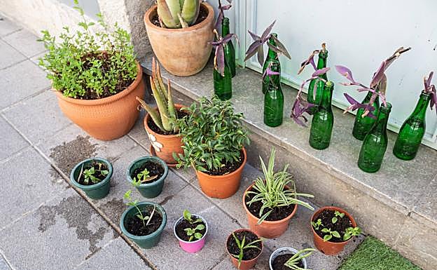 Imagen principal - La entrada del local y algunos detalles. 