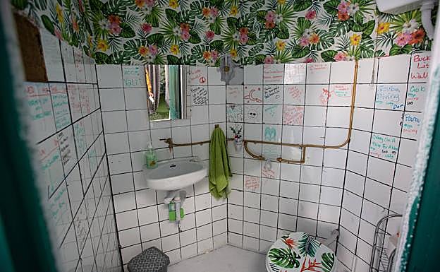 El baño, un mosaico de viñetas.